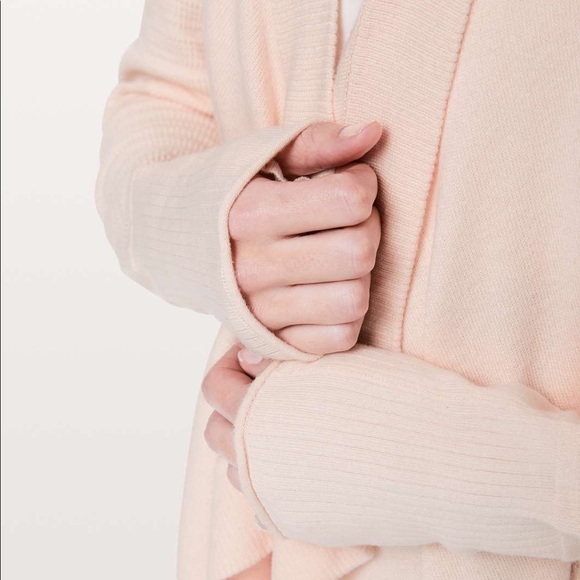 Lululemon Find Your Calm Wrap in Size 4 - Picture 5 of 5